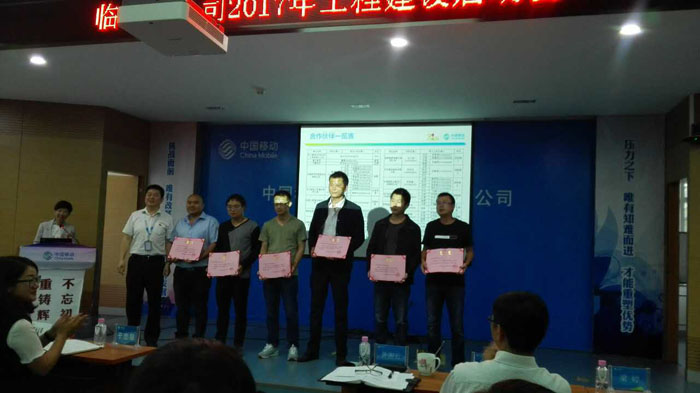 项目司理郭发鸿（右五）在台上领奖