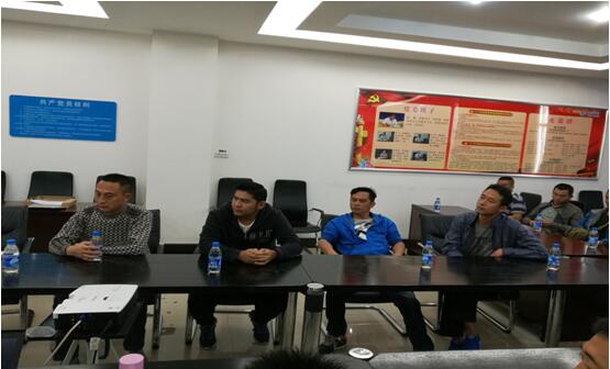 普洱铁塔公司驾驶员张华、邹红宾、李剑（左二、左三、左四）加入清静培训。