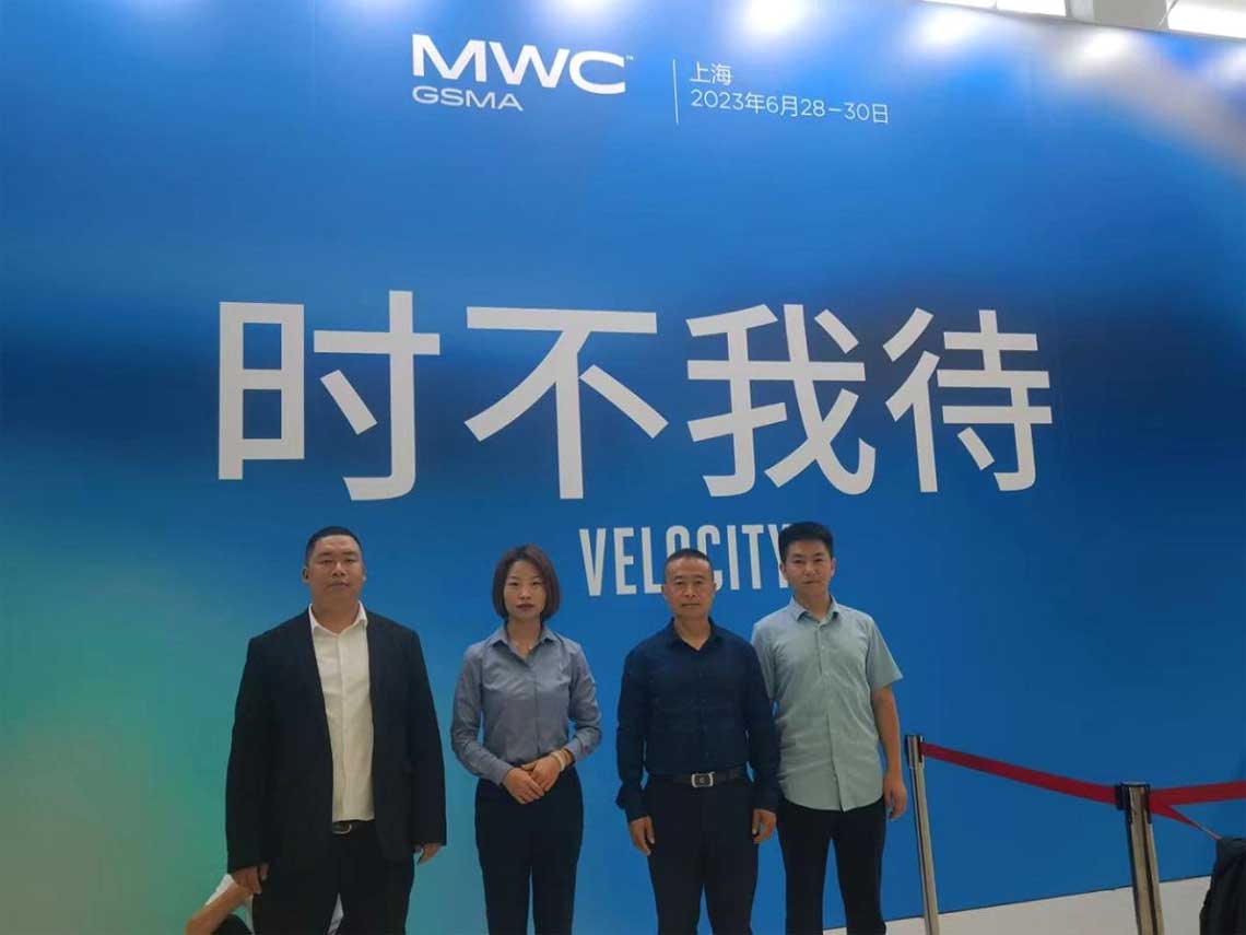 亚游集团ag8参展四人合影