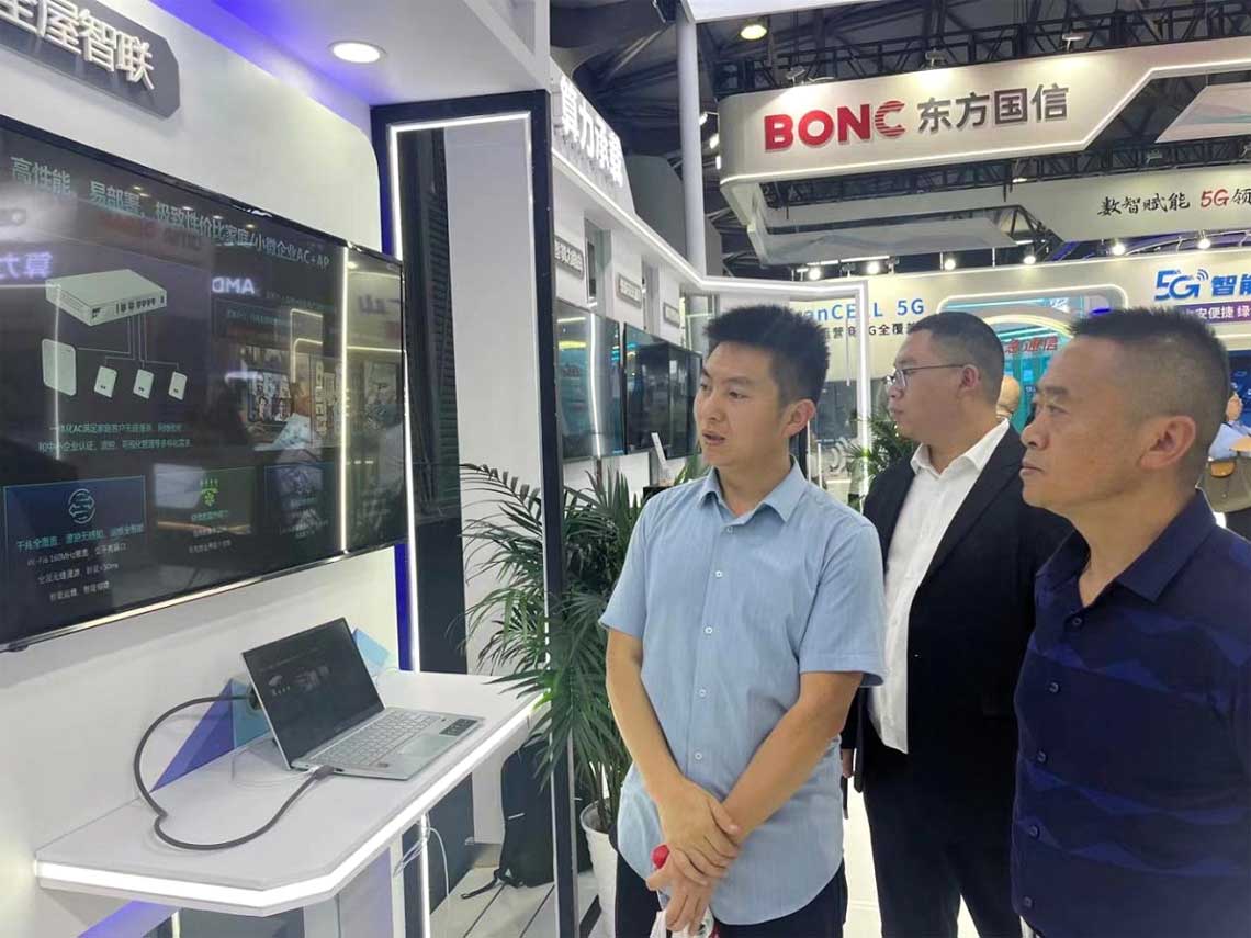 旅行全屋智联展区，，陈光平举行介绍